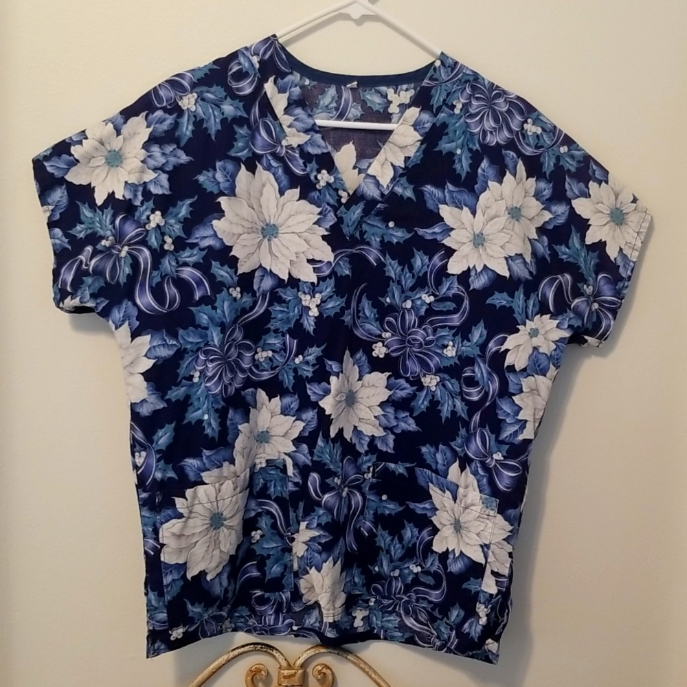 5/$25 Holiday Christmas Scrub Top Medium